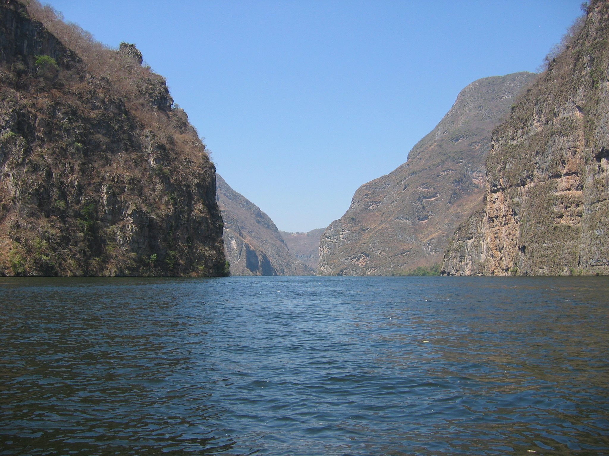 El río Grijalva en su paso por el Cañón del Sumidero