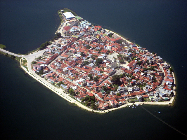 Vista aérea actual de la Isla de Flores, Guatemala