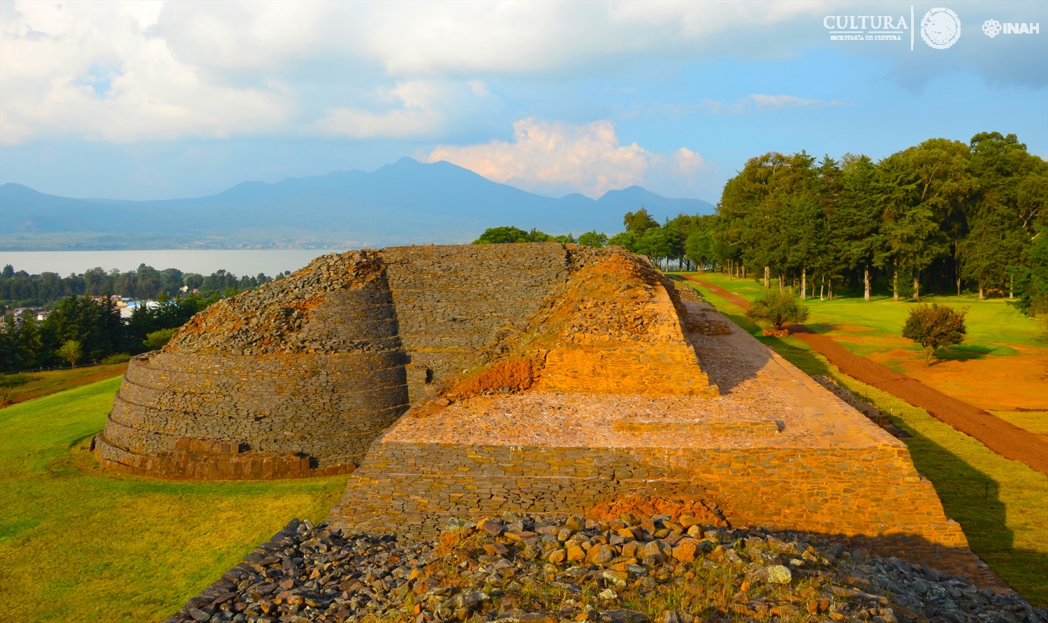 Sitio arqueológico de Tzintzuntzan - INAH