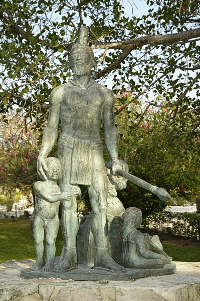 Estatua en bronce referente a Gonzalo Guerrero y al Mestizaje, Akumal, Quintana Roo, México.