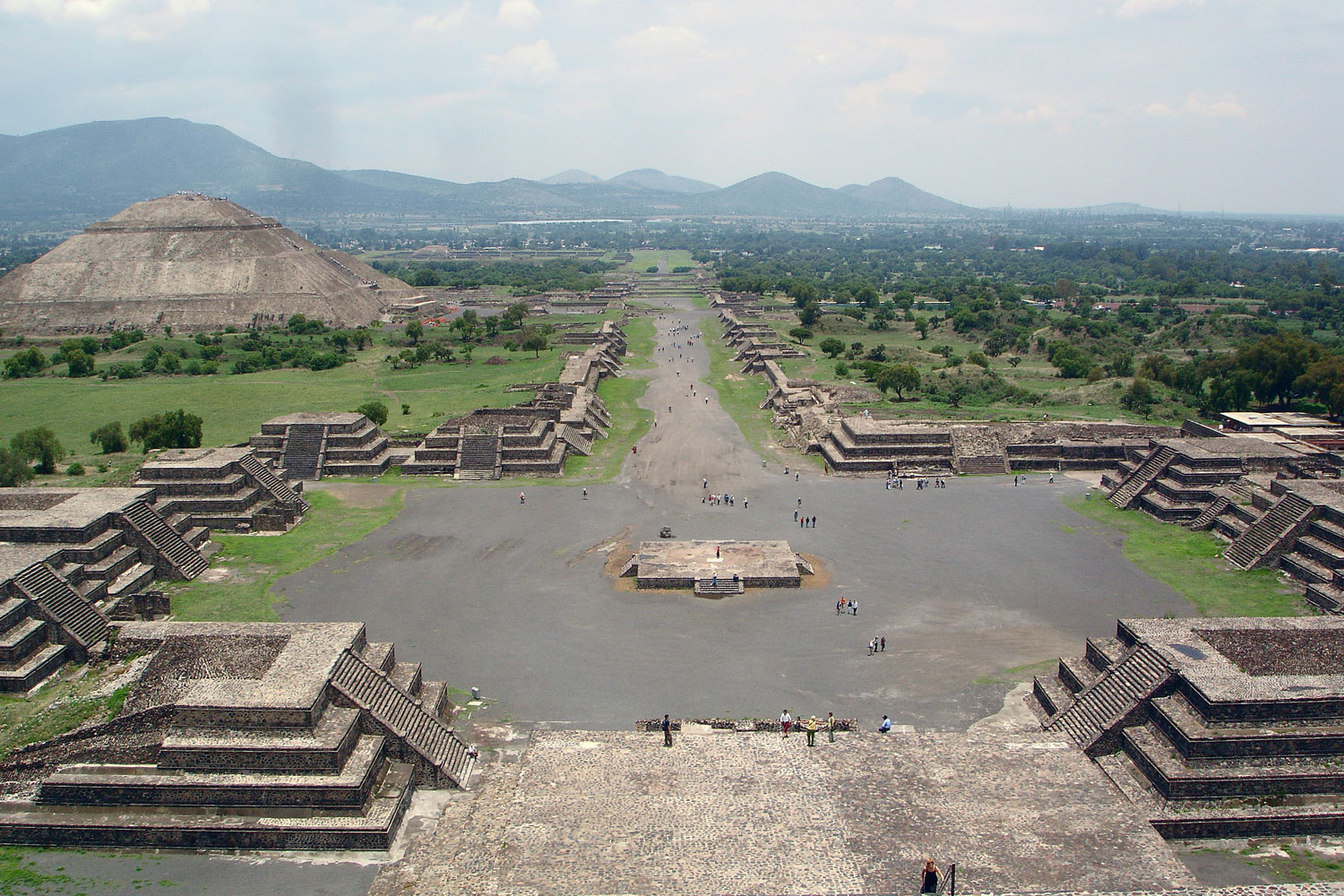 Teotihuacán. Vista de la pirámide de la Luna  y calzada de los muertos