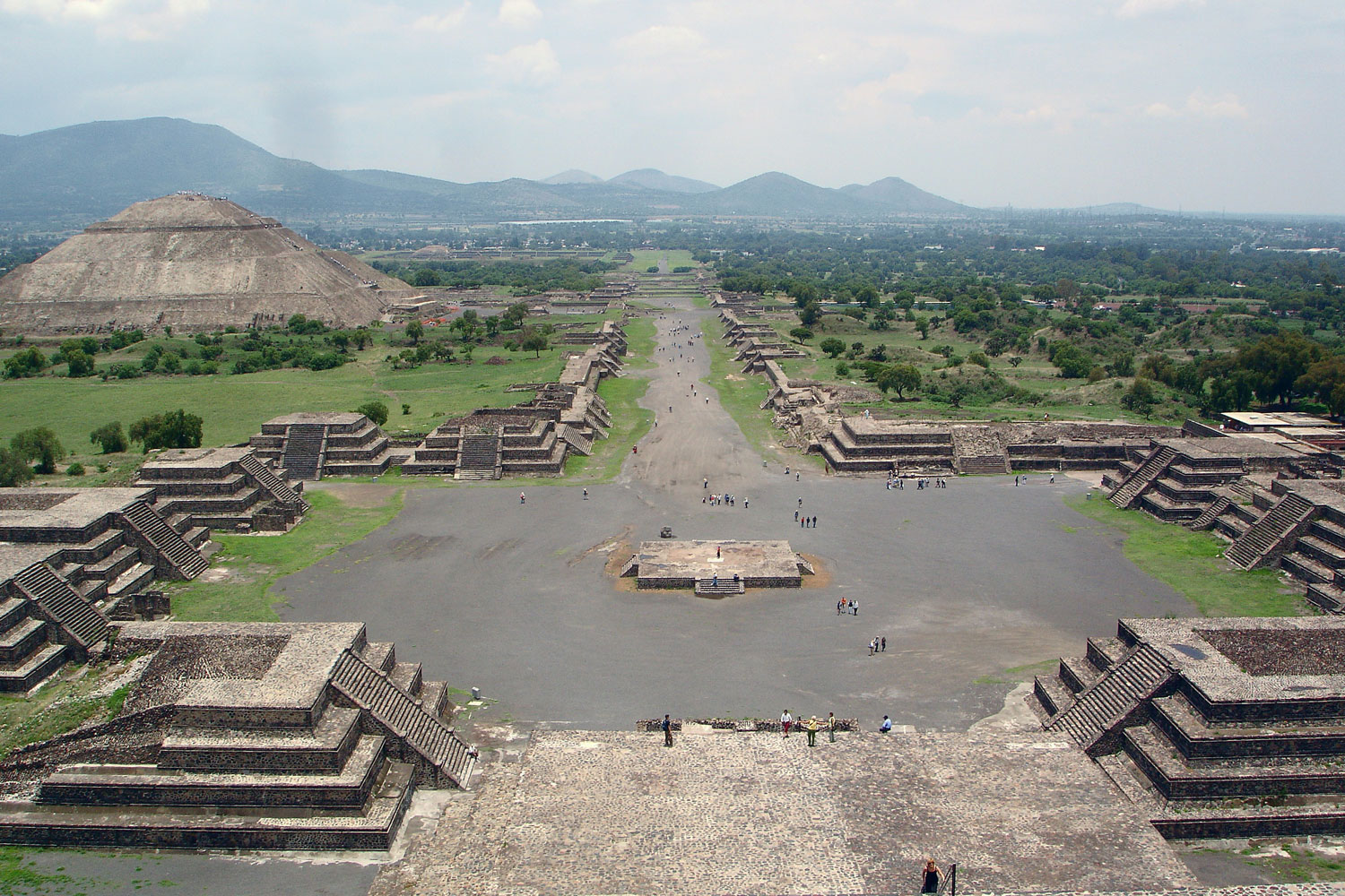 Teotihuacán. Vista de la pirámide de la Luna y calzada de los muertos