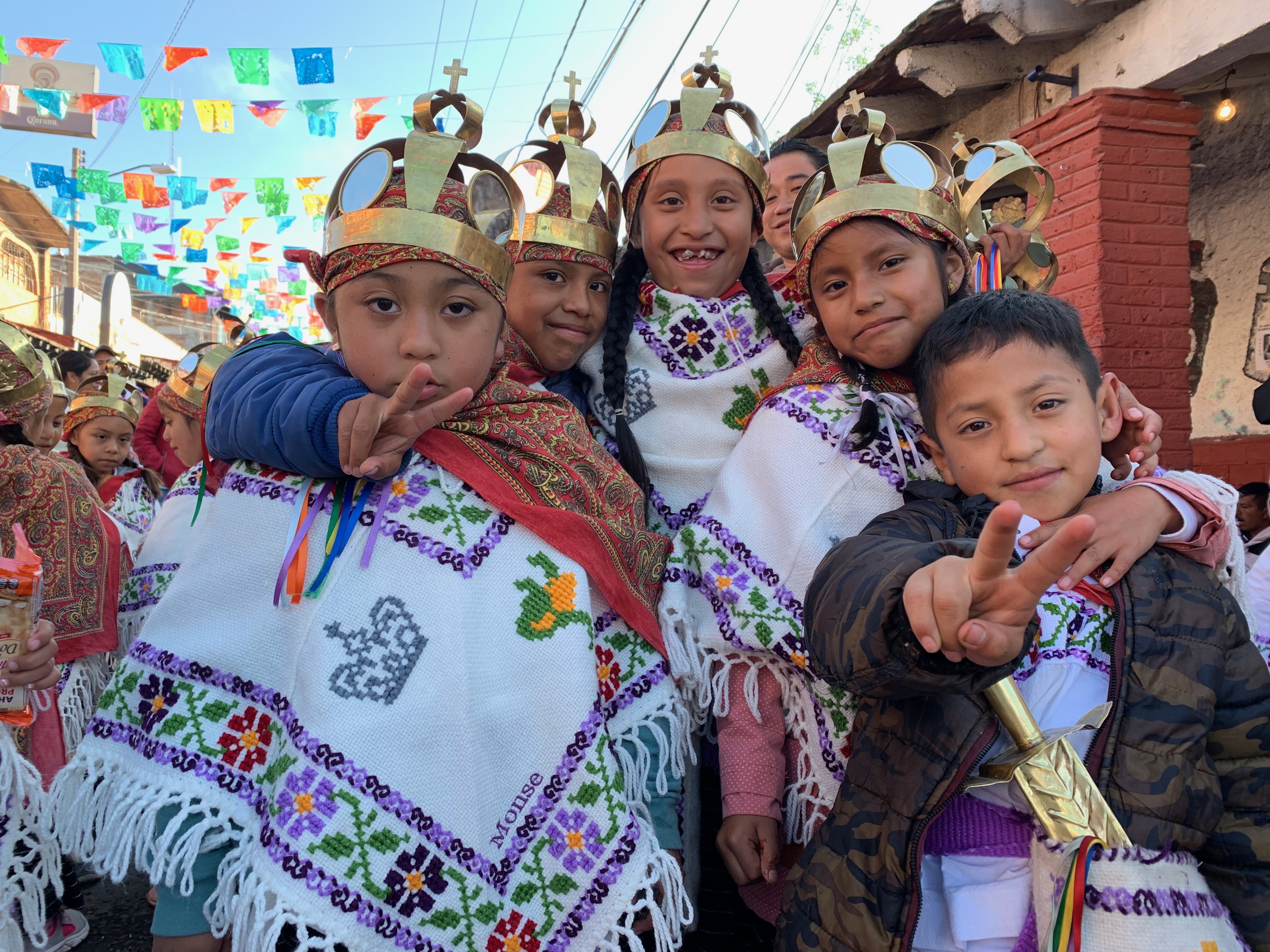 Niños de danza de mazorcas, con el personaje de Hernán Cortés