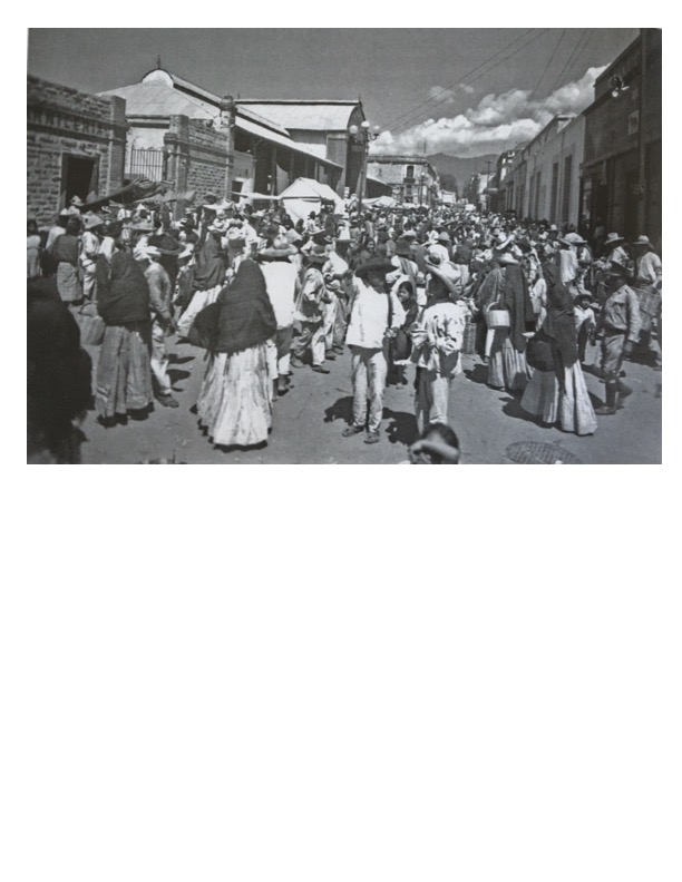 2. Día de plaza en la ciudad de Oaxaca, ca. 1940, colección particular, Aarón Pérez fotógrafo, en Francisco José Ruiz Cervantes, Valles Centrales. Imágenes de una identidad. Oaxaca, CIESAS/ Gobierno del Estado de Oaxaca/ Carteles Editores, 2011.