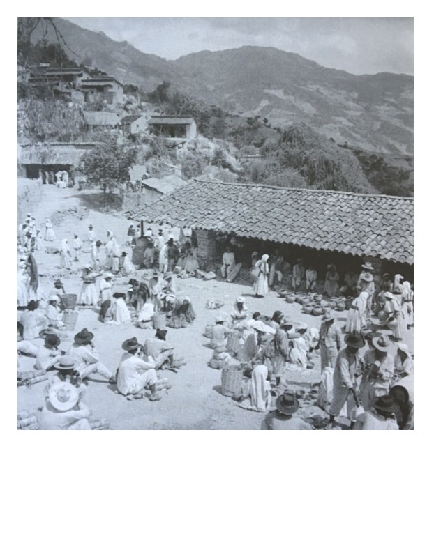 3. Mercado de Yalalag, Villa Alta, Oaxaca, 1940, foto de Julio de la Fuente CDI-FNL, en María Luisa Acevedo, Sierra Norte, Oaxaca, CIESAS/ Gobierno del Estado de Oaxaca/ Carteles Editores, 2011.